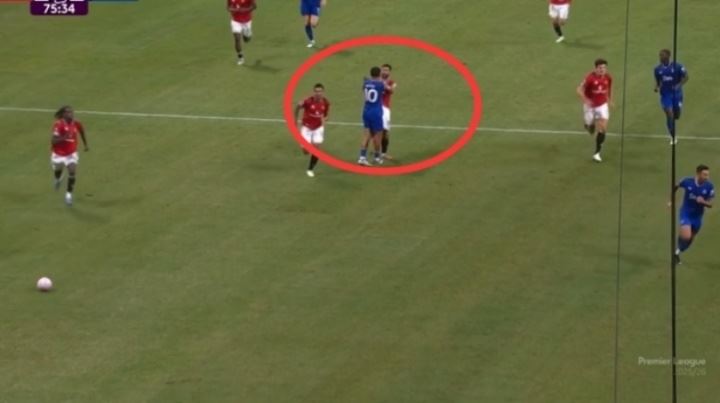 打着架呢进球了😅B费被断后回追背后放铲引冲突 对手连推他数下