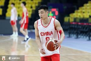 高诗岩上半场2投1中得到2分1篮板 正负值+15全队最高！