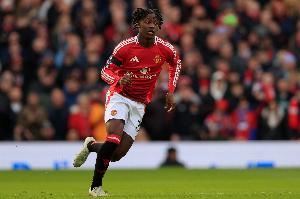 内维尔：本以为梅努会成为曼联中场主力，但阿莫林似乎不这么认为