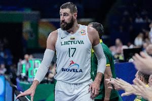 正面硬刚！首节瓦兰6中5高效贡献12分3板 武切维奇7中4拿8分2板