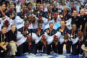 《救赎之队》！詹姆斯和保罗以现役身份进入名人堂 创NBA历史纪录