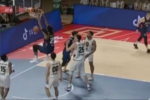 绝对统治力！香港金牛卡尔顿超七成命中率砍下28分15板率队取胜