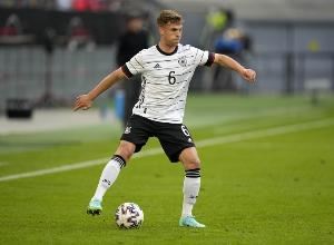 比埃尔霍夫：基米希更适合踢中场 弗林斯：宁愿让他回右后卫位置