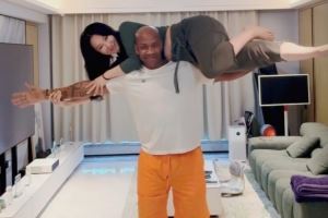 马布里和老婆进行睡美人挑战：这个我也行 80岁也照样把你举起来