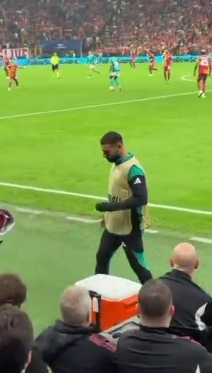 欢迎来到地狱！加拉塔萨雷爆发巨大嘘声，萨拉赫抵挡不住捂耳朵