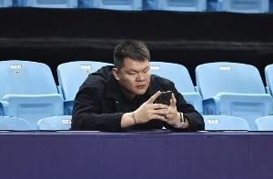 朱芳雨：我在场边玩手机 其实是关注在其他队的强强对话